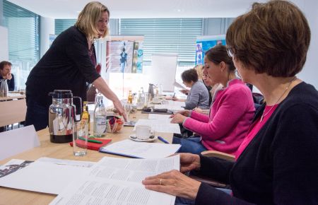 Mit kreativen Methoden das Thema Essstörungen behandeln: 12 Teilnehmerinnen haben das in einem eintägigen Seminar im Paderborner Kreishaus gelernt. (Foto: Amt für Presse- und Öffentlichkeitsarbeit, Kreis Paderborn, Anna-Sophie Schindler) 